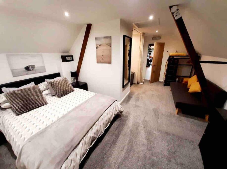 Lovely 1-Bedroom Serviced Apartment In Deal, Kent Kültér fotó